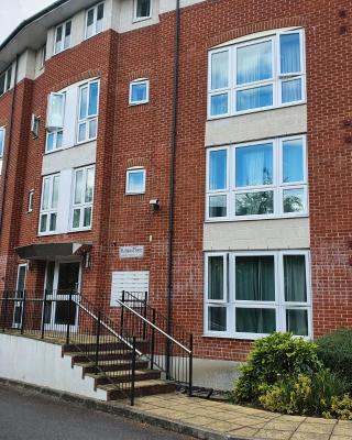 global relocation 2 Bed Apt Near Hatfield Station Free Parking