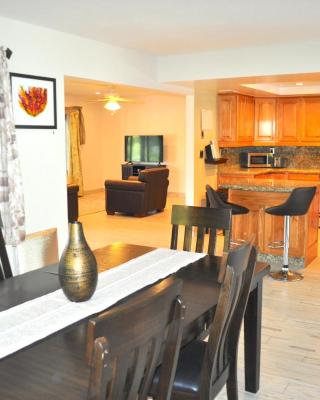 Lovely 3-bd, walk to bars, 9 min drive from beach! Heated pool.