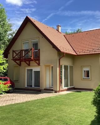 Szigliget Strand mellet levő, csendes, kényelmes ház