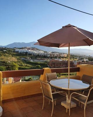 3 Bed Penthouse - Sleeps 8 - Pool - Sea View