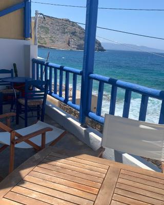 ROMANTIC HOUSE 6 STEPS FROM THE SEA