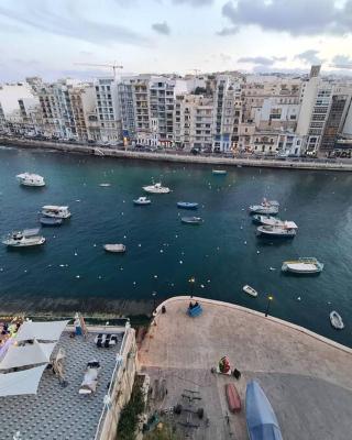 Luxury Seafront 2 bedroom apartment in Spinola Bay