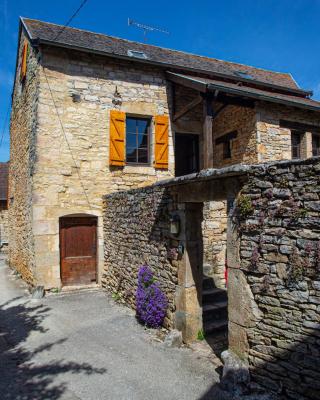 Maison en pierres au coeur du village médiéval de Villeneuve