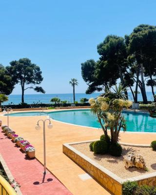 Apartamento vistas al mar, con acceso directo a la playa, piscina y parking gratis!!!