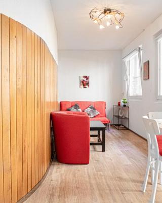 Timeless Red 1BR Apartment - Great for Longstays