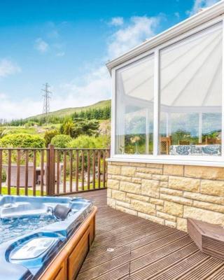 3 Bedroom luxury home, hot tub, stunning views of Killin, sitting on the River Dochart