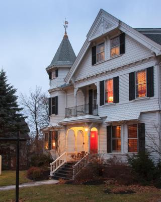 Lang House on Main Street Bed & Breakfast