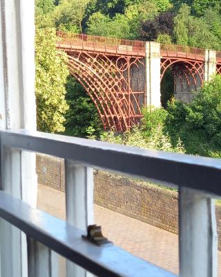 Ironbridge View Townhouse - Stunning view of the Iron Bridge UK WINNER 2024 'MOST PICTURESQUE SELF-CATERING HOLIDAY HOME' of the year' & WINNER '2024 BEST HOLIDAY HOME IN SHROPSHIRE'