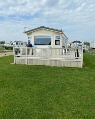 L&g FAMILY HOLIDAYS MILLFIELDS 6 BERTH FAMILYS ONLY AND THE LEAD PERSON MUST BE OVER 30s