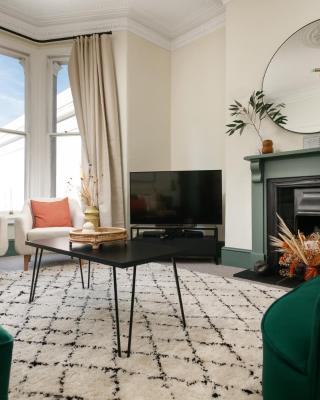 NEW LUXURY for 2022 - Central Plymouth House - Sleeps 10 - Access to Plymouth Hoe - Close to The Barbican - Pets welcome - By Luxe Living