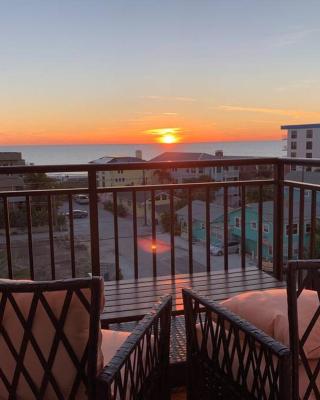 Two Bedroom Condo With Views Of The Beach & Gulf