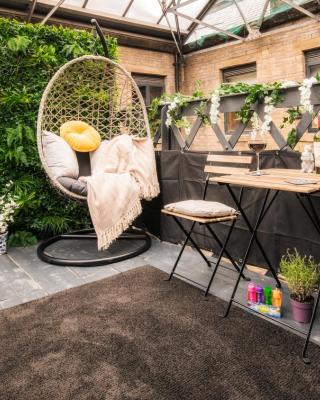 Stunning 2 bed with outside balcony, super king beds and 75’’ TV!