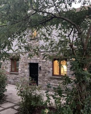 Traditional Stone lodge, Llandeilo