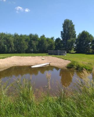 Domek letniskowy na Mazurach nad stawem