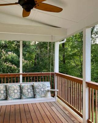 Beautiful 2 BR 1 BA Cabin in Blue Ridge Mountains: The Little White House