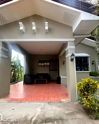 Casita Mia - Guest House for 9pax with WIFI, NETFLIX, YOUTUBE, KARAOKE, CAN COOK and BBQ