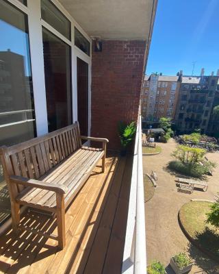 Central Apartment with Balcony & Free Parking