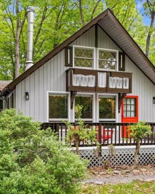 The Gingerbread House: 4 BR chalet, w/ Sunroom/Deck, sleeps 12, modern amenities