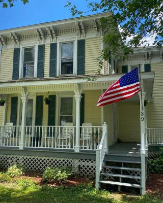 The Kelly House - 4 BR Historic Lodge - Downtown