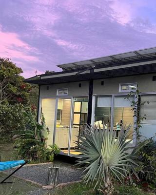 TINY HOUSE , frente al lago