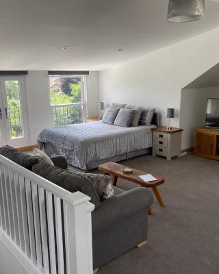 Very Large lovely double room loft apartment