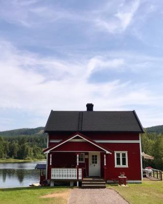 Mysigt fritidshus och annex med eget sjöläge!