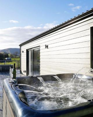 Castlehill cabin with a hot tub