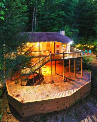 Cozy Cabin Retreat - Hot Tub, Fireplace & Fire Pit