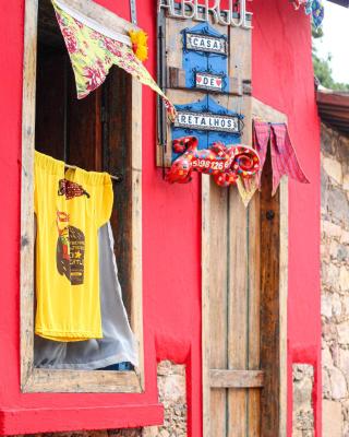 CASA DE RETALHOS Boutique Albergue, casaril histórico, com 5 suítes individuais e cozinha coletiva, no coração da vila de Igatu-Ba, que preserva fortes traços culturais da época do garimpo, venha viver uma experiência única!