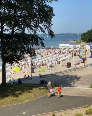 Strandblick mit Strandkorb & Fahrrädern