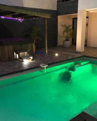 Le Flamboyant avec piscine chauffée 30° et Jacuzzi