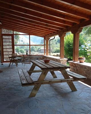 Amplia y cómoda casa de piedra con porche y jardín