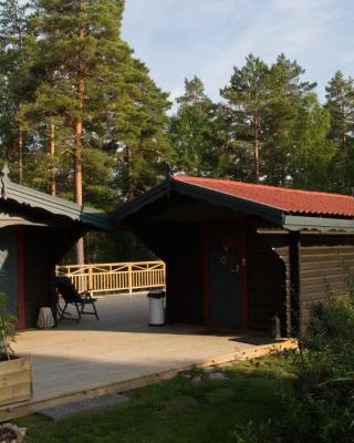 Timber cottages with jacuzzi and sauna near lake Vänern