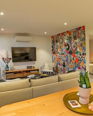 Funk in the City - Luxury Laneway Apartment with Single Garage