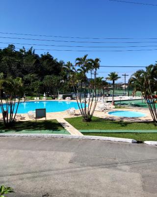 Apartamento até 10 pessoas na enseada Guarujá em condomínio clube praia piscinas salão jogos quadra futebol campo parquinho brinquedos Wi-fi Home office