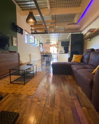 Gîte du Silo Loft atypique ,Tournesol , spa&piscine couverte