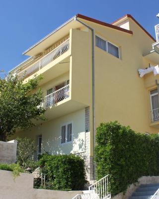 Apartments and rooms with parking space Makarska - 6767