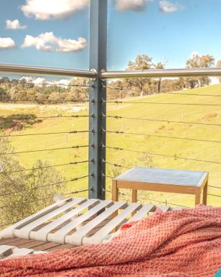 The views!Lovely apartment on acreage with magnificent views, dog friendly