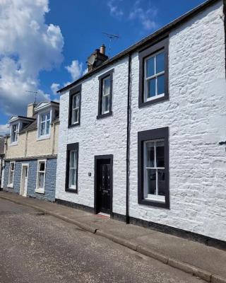 Character cottage in centre of Moffat