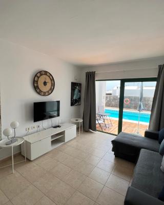 Oasis Blue - beautiful 1 bedroom apartment on private complex with pool