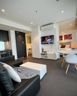 Luxury 2 Bedroom Suite near Adelaide with a car park