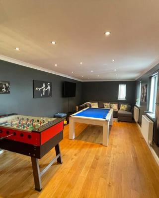 Luxury 4-5 Bed Home with Games Room and Balcony