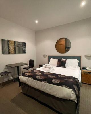 408 Lovely one BR ex hotel ensuite room in city