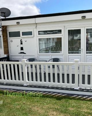 Cheerful 2 Bed Holiday Chalet with Gated Decking