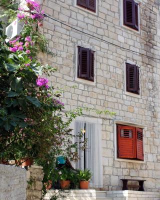 Apartments by the sea Pucisca, Brac - 770