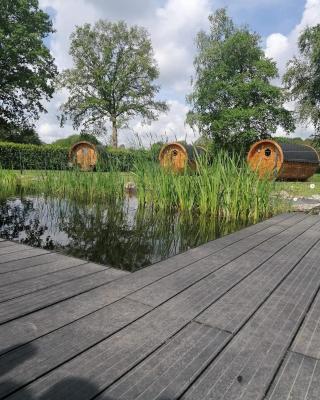 Gemütliches Schlaffass am Schwimmteich mit Heizung