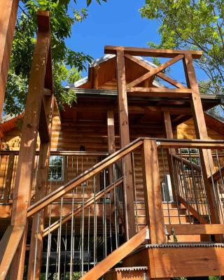 Cricket Hill Treehouse by Amish Country Lodging
