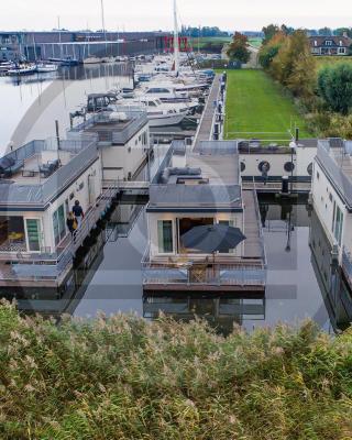 Stunning Ship In Aalsmeer With Kitchen