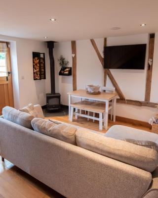 Bramble Cottage - Cosy 2 Bed With Deluxe HOT TUB & Log Burner