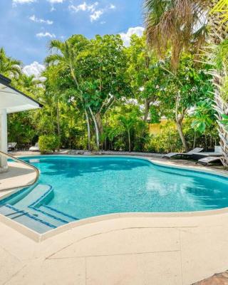 Luxury Tropical Oasis! HUGE SALTWATER POOL! 1 Mile to BEACH!